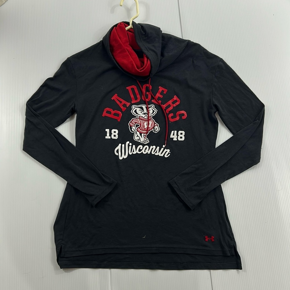 W55. Women’s Under Armour Wisconsin Badgers Black and Red‎ Hoodie (M)